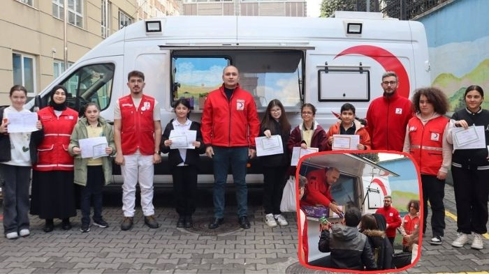 Gaziosmanpaşa Kızılay karne heyecanına ortak oldu.